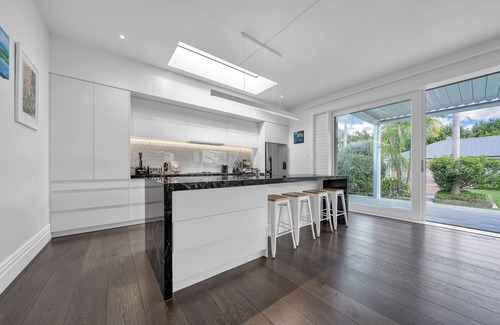 Devonport House | Beachfront Bliss: Exquisite Villa with Ocean Views & Spa