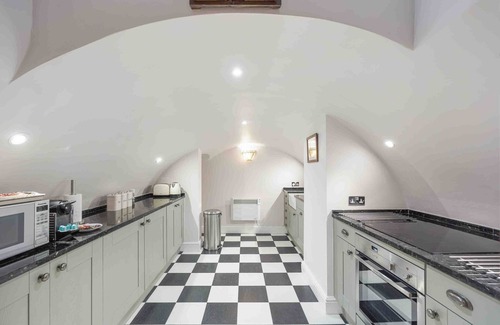 London City Centre House | Prime Retreat for 6 Guests with Spa in Central London