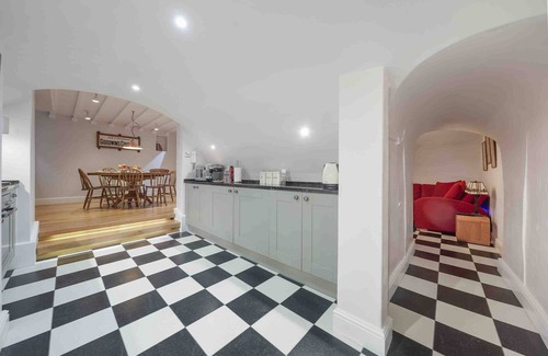 London City Centre House | Prime Retreat for 6 Guests with Spa in Central London