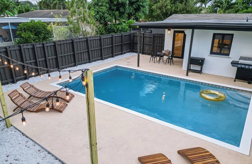 Driftwood House | Stunning Heated Pool Home Retreat Hollywood