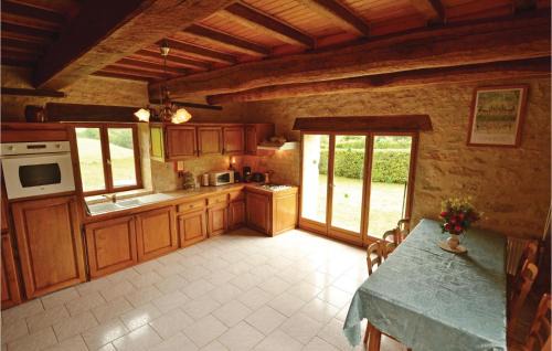 La Chapelle-Saint-Jean House | Family-Friendly 3 Bedroom Home with Pool in La-Chapelle
