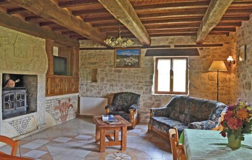 La Chapelle-Saint-Jean House | Family-Friendly 3 Bedroom Home with Pool in La-Chapelle