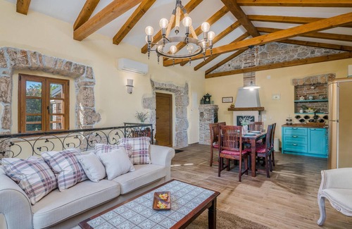 Sveti Vid Dobrinjski House | Quaint Stone House Retreat in Scenic Krk Village