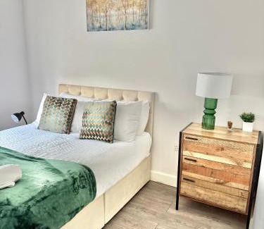 Petham House | Stunning Holiday Home in Chartham with Hot Tub