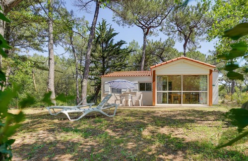 La Faute-sur-Mer House | Cozy Cottage Retreat by the Ocean with Pool & Spa Amenities
