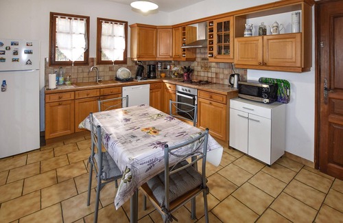 Loriol-du-Comtat House | Comfortable 3-Bedroom Stay in Loriol-du-Comtat