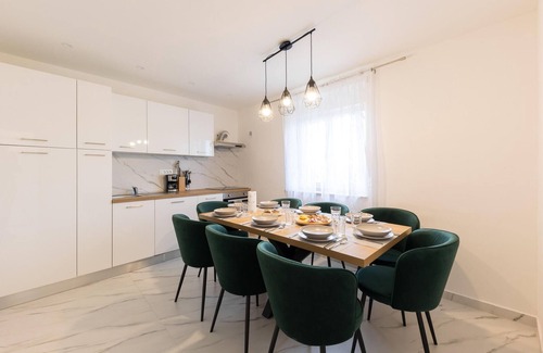 Central Dalmatia House | Stunning home in Blato na Cetini