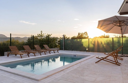Central Dalmatia House | Stunning home in Blato na Cetini