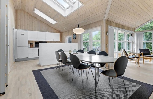 Oster Somarken House | Cozy 3 Bedroom Stay with Oceanfront Views in Aakirkeby