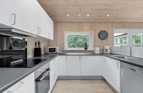 Oster Somarken House | Cozy 3 Bedroom Stay with Oceanfront Views in Aakirkeby