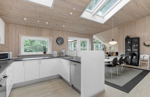 Oster Somarken House | Cozy 3 Bedroom Stay with Oceanfront Views in Aakirkeby