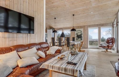 Oster Somarken House | Enjoy Oceanfront Bliss with Scenic Views and Pet Friendly Stay