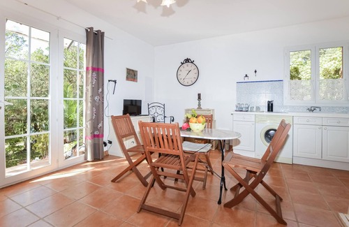 Afa House | Relax in Nature: Cozy Vacation Home with Lake View & Spa