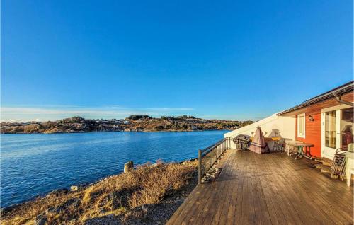 Fjell House | Inviting Home in Ågotnes with Kitchen and Ocean Views