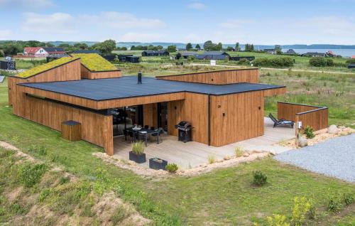 Hvidbjerg Strand House | Elegant Retreat in Børkop: Wifi, Hot Tub & Family Friendly