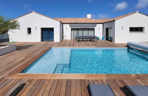 Barbatre House | Comfortable Family Vacation Home with Oceanfront Views