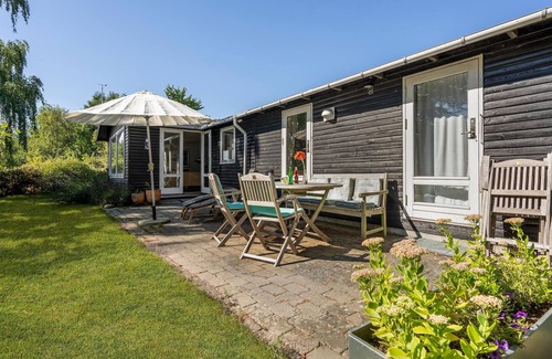 Bog By House | Cozy Cottage Overlooking Grønsund with Spa & Breakfast