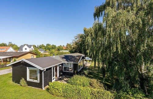 Bog By House | Cozy Cottage Overlooking Grønsund with Spa & Breakfast