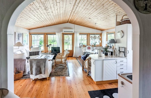 Fora House | Cozy Boathouse Retreat with Oceanfront Views on Öland