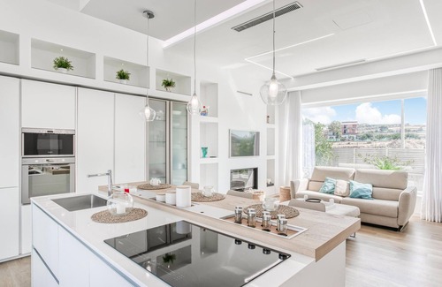 Catenanuova House | Modern Vacation Home with Pool and Spa for Ultimate Relaxation