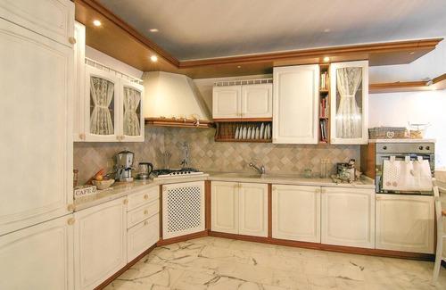 Carrara House | Family-Friendly 4 Bedroom Retreat in Codena with Pool