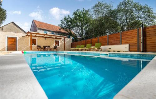 Trilj House | Comfortable Home In Dicmo With Pool and Kitchen Access