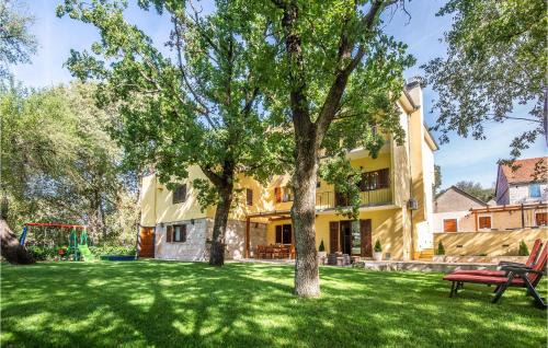 Trilj House | Comfortable Home In Dicmo With Pool and Kitchen Access