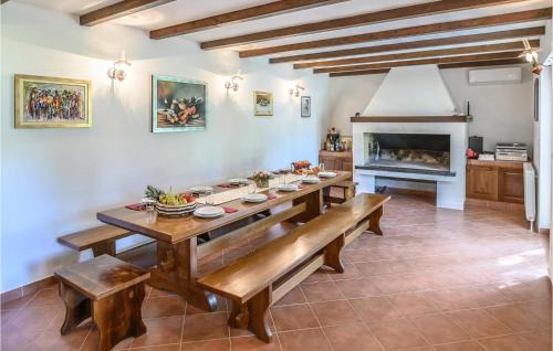 Trilj House | Comfortable Home In Dicmo With Pool and Kitchen Access