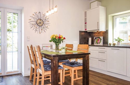 Bielenberg House | Relaxing 1 Bedroom Retreat in Drochtersen with Lake View