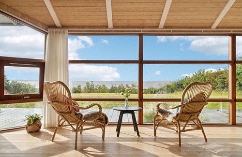 Lyngsbæk Strand House | Cozy 4-Bedroom Retreat with Ocean Views in Ebeltoft