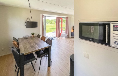 Ewijk House | Family-Friendly 3 Bedroom Stay with Lake View in Ewijk