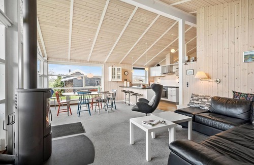 Frørup House | Spacious 3 Bedroom Getaway in Frørup with Ocean View