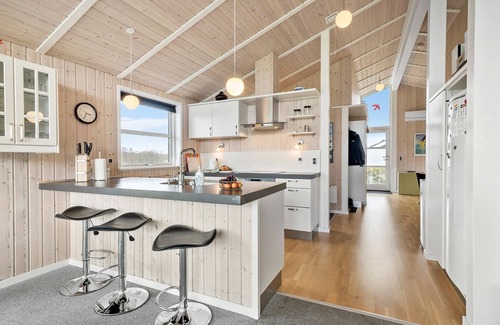 Frørup House | Spacious 3 Bedroom Getaway in Frørup with Ocean View