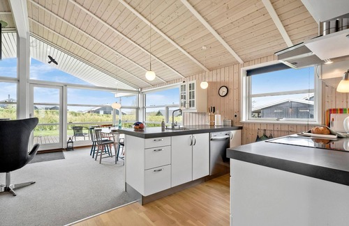 Frørup House | Spacious 3 Bedroom Getaway in Frørup with Ocean View