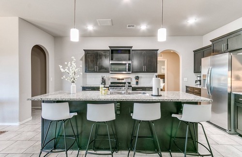 Broken Arrow House | Lovely Home in Prime Neighborhood with Pool and Breakfast