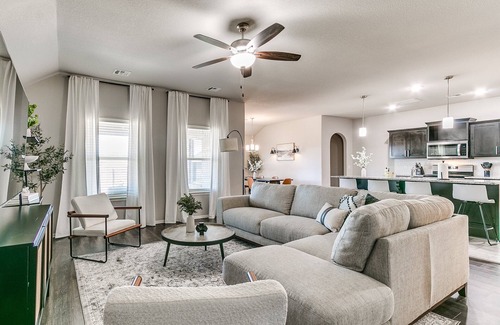 Broken Arrow House | Lovely Home in Prime Neighborhood with Pool and Breakfast