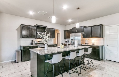 Broken Arrow House | Lovely Home in Prime Neighborhood with Pool and Breakfast