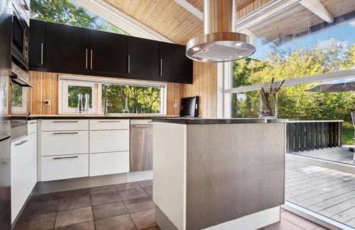 Grena Strand House | Inviting Oceanfront Cottage with Spa and Scenic Views
