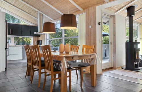 Grena Strand House | Inviting Oceanfront Cottage with Spa and Scenic Views