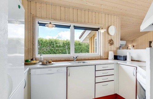 Flovt Strand House | Cozy Cottage with Oceanfront Views and Spa Amenities