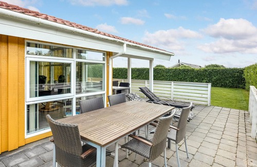 Flovt Strand House | Cozy Cottage with Oceanfront Views and Spa Amenities