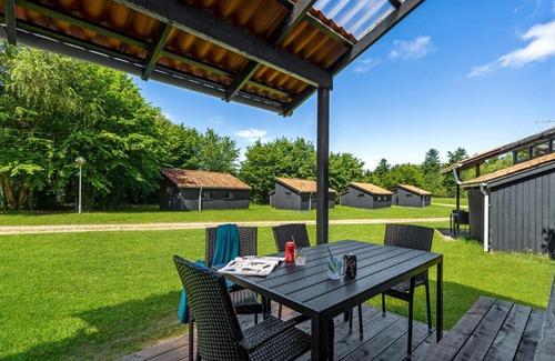 Hampen House | Cozy Hampen Retreat with Free Wifi & Family-Friendly Amenities