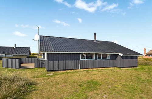 Haurvig House | Cozy Cottage with Ocean View and Spa Amenities Await