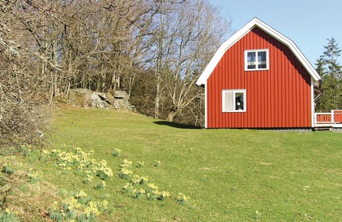 Kalv House | Tranquil Farmhouse Retreat with Lake Views and Spa Access