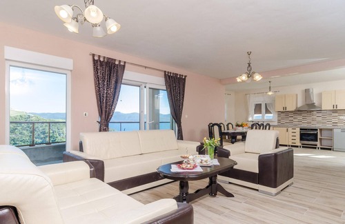 Kremena House | Spacious 4-Bedroom Retreat in Kremena with Ocean Views