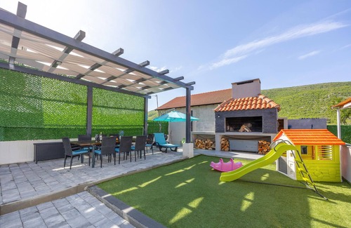 Drnis House | Stunning home in Kricke