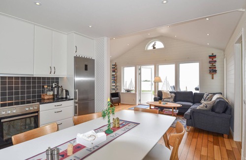 Mellerud O House | Top-Rated Cottage with Panoramic Lake Vänern Views