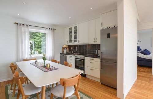 Mellerud O House | Top-Rated Cottage with Panoramic Lake Vänern Views