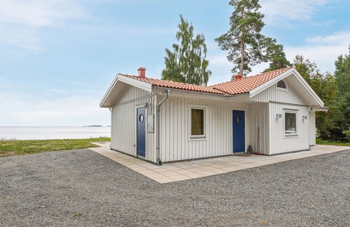 Mellerud O House | Top-Rated Cottage with Panoramic Lake Vänern Views