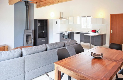 Costieres House | Relaxing Vacation Home with Pool & Lake View Retreat